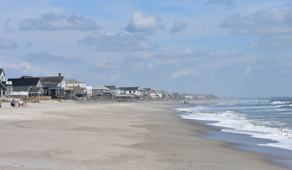 Man drowns while saving people from rip current in South Carolina