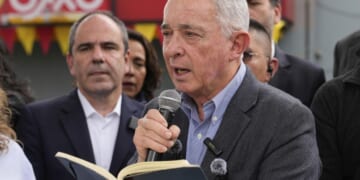 Colombian ex-leader pays tribute to slain presidential hopeful