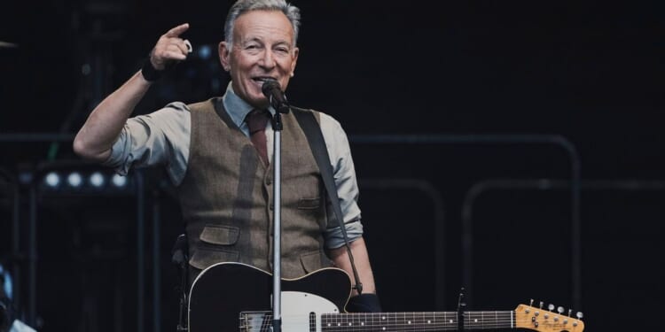 Bruce Springsteen criticizes Democratic Party, Trump in interview