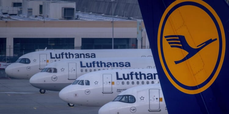 Man from India accused of attacking 2 teens with fork on Chicago-Germany flight