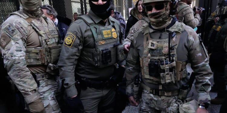 Illinois lawmakers approve ban on immigration arrests near courthouses