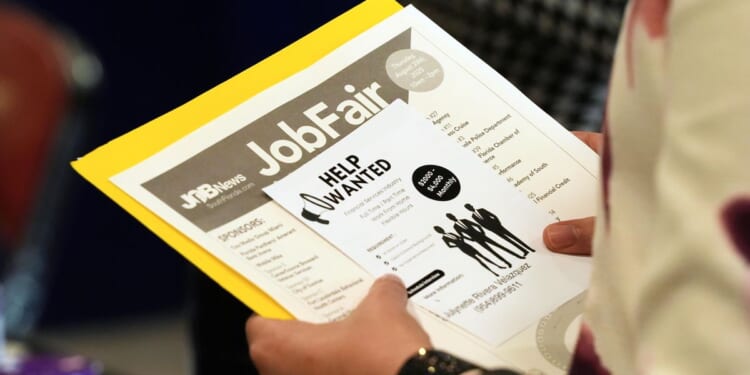 Reports predict U.S. hiring rebound in 2026