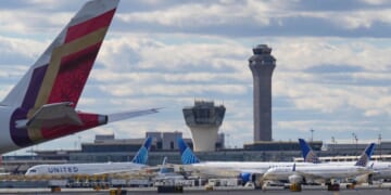 Trump offers $10K bonus to air traffic controllers who worked during shutdown