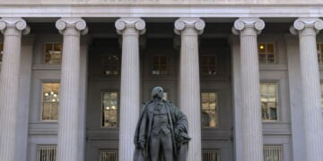 Federal workforce grows slowly while pay skyrockets, new report shows