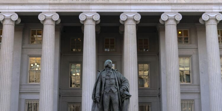 Federal workforce grows slowly while pay skyrockets, new report shows