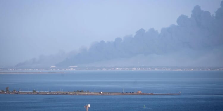 Firefighters battle blaze at decommissioned power plant in Texas