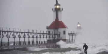 Snow piles up in Great Lakes region, impacting Thanksgiving travel