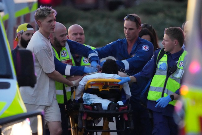 11 Dead, 29 Wounded in Hanukkah Massacre by Islamists at Australian Beach – PJ Media