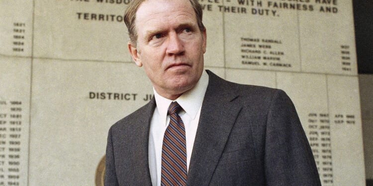 Eugene Hasenfus, key figure in '80s Iran-Contra affair, dies at 84