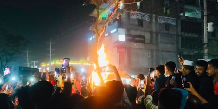 An Islamist mob reportedly lynched Dipu Chandra Das, a 25-year-old Hindu garment worker, in Bangladesh.