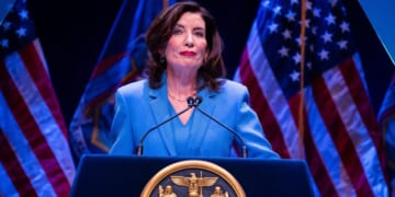 Kathy Hochul moves to thread needle between Democratic divides ahead of election