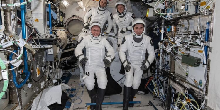 In first medical evacuation, NASA sends 4 astronauts back to Earth