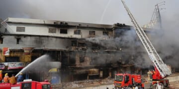 6 fatalities after fire at a shopping plaza in the Pakistani city of Karachi