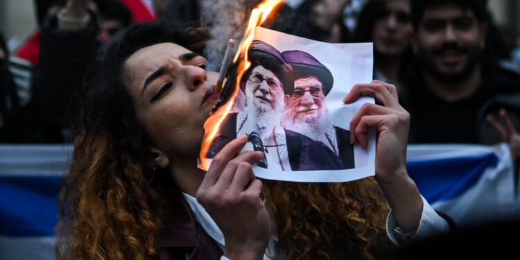 Lawmakers Tell Trump to Keep Pressuring Iran