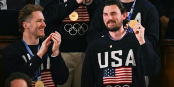 Some Democrats Refuse to Stand for Men's Hockey Team at SOTU