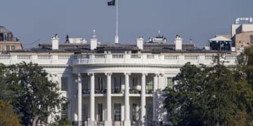 Van plows through White House barricade, prompting Secret Service investigation