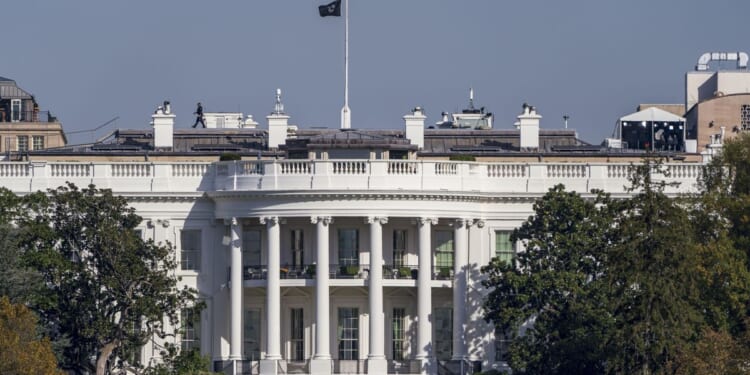 Van plows through White House barricade, prompting Secret Service investigation