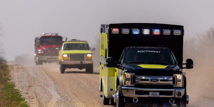 Snow and wind batter parts of U.S., with threat of thunderstorms and tornadoes starting later Sunday