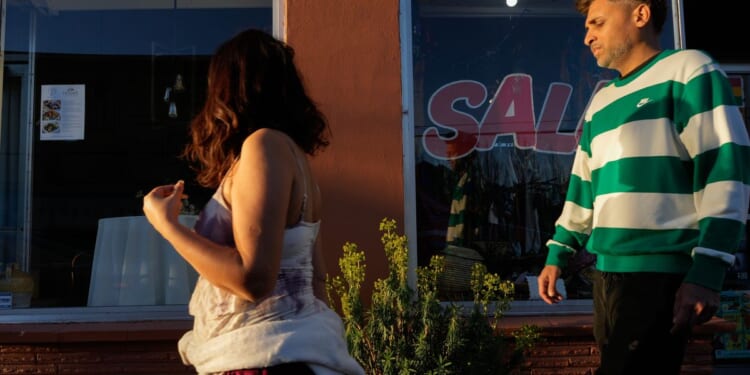 Nation’s largest retail group forecasts 4.4% gain in retail sales for this year despite volatility