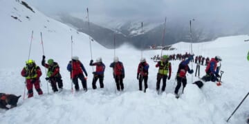 A deadly South Tyrol avalanche kills 2 skiers, trapping 25 near the Austria border