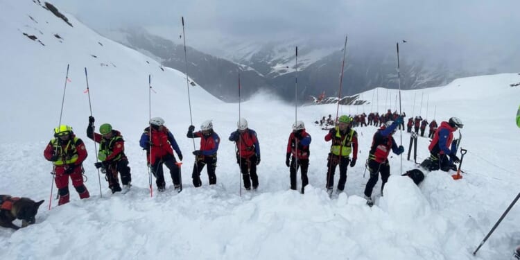 A deadly South Tyrol avalanche kills 2 skiers, trapping 25 near the Austria border