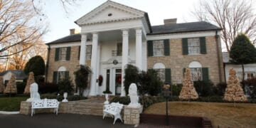 Trump makes impromptu visit to Graceland: ‘I love Elvis’