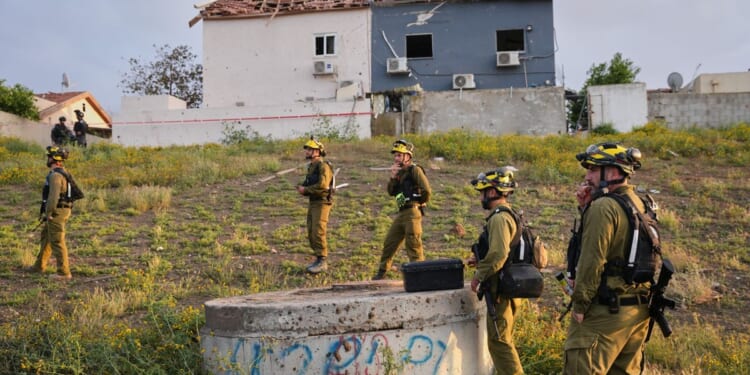 Iran warns U.S. against ground invasion, threatens to set troops on fire