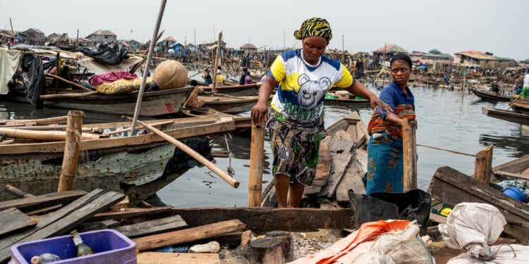 Nigeria Evicts 40,000 from Floating Slum
