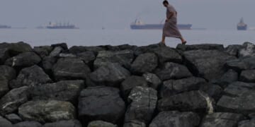 U.S. sends Navy destroyers through Strait of Hormuz with aim to demine it