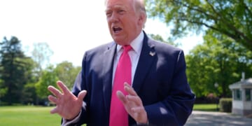 As Iran war rages, Trump shifts from press ‘gaggles’ to phone chats with individual reporters